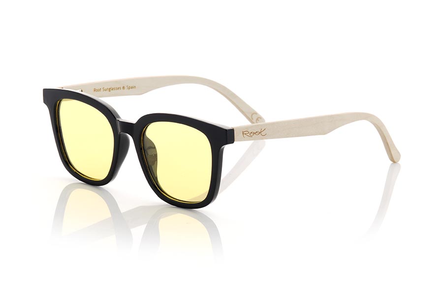 Gafas de Madera Natural de Arce MALM. Las gafas de sol MALM son una opción ideal para quienes buscan un diseño moderno y atrevido con un toque de originalidad. Su montura totalmente recta y plana en color negro satinado le da un aspecto moderno y elegante. Con formas redondeadas y ceja marcada, estas gafas son aptas tanto para hombres como para mujeres. Las varillas de madera de arce muy claras aportan un contraste interesante y un toque natural al diseño. Además, estas gafas están disponibles con lentes transparentes planas en varios colores, como amarillo, azul, rosa y verde khaki, lo que te permitirá personalizar tu look y adaptarlo a tu estilo personal. Sin duda, las gafas de sol MALM son una elección perfecta para aquellos que buscan una combinación de diseño moderno y marcado estilo. Venta al Por Mayor y Detalle | Root Sunglasses® 